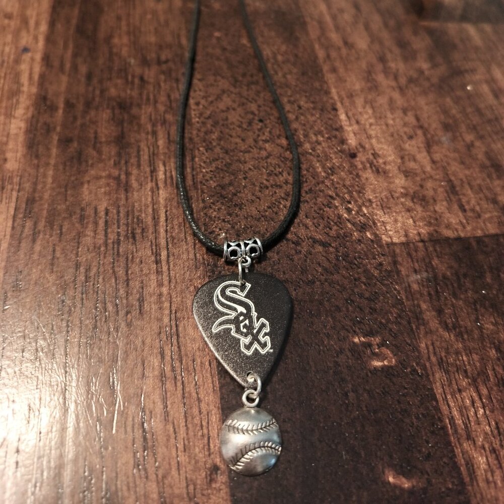 CHICAGO WHITE SOXS GUITAR PICK NECKLACE
